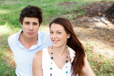 Parktaki genç çift.