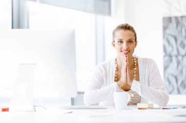 Çekici ofis çalışanı masada oturuyor.