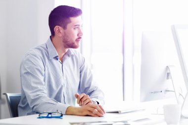 Çekici ofis çalışanı masada oturuyor.