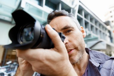 Erkek fotoğrafçı alarak resim