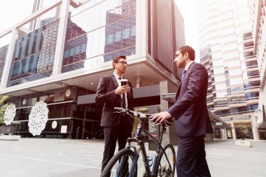 Bisikletli genç işadamları