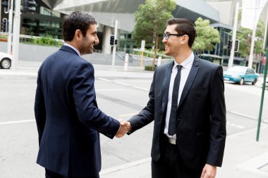 onların el sıkışan iki iş adamları