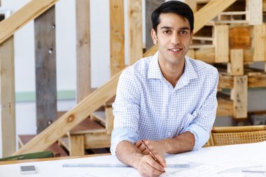 Genç adam mimar ofis