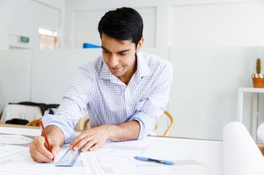 Genç adam mimar ofis