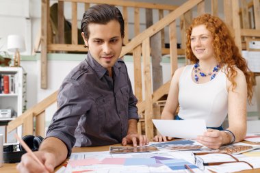 Ofisteki iki genç mimar