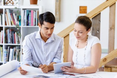 Ofisteki iki genç mimar