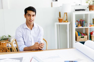 Genç adam mimar ofis