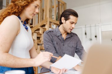 Ofisteki iki genç mimar