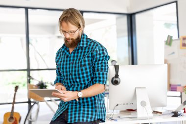 Genç adam ofiste çalışıyor.