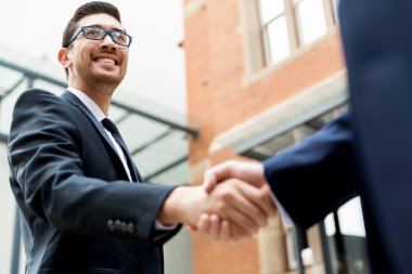 onların el sıkışan iki iş adamları