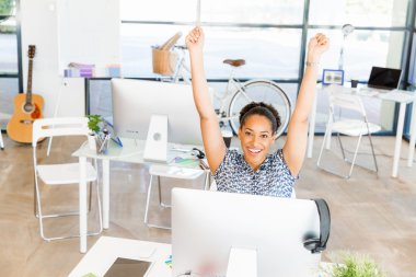 Afro-Amerikan ofis çalışanı iş kollarını dayanabiliyor içinde gülümseyen portresi