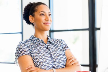 Afro-Amerikan ofis çalışanı iş içinde oturan gülümseyen portresi