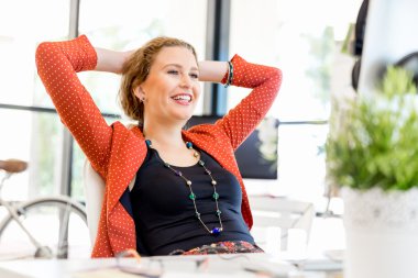 Görevdeki genç bayan.