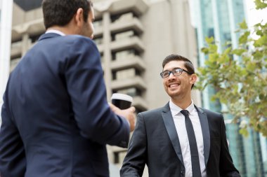 İki genç işadamları ile bir bisiklet şehir merkezinde