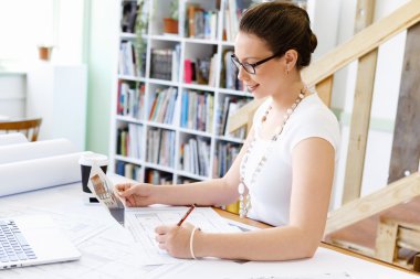 Genç kadın mimar ofis