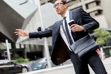 Genç işadamı için bir taksi yağıyor