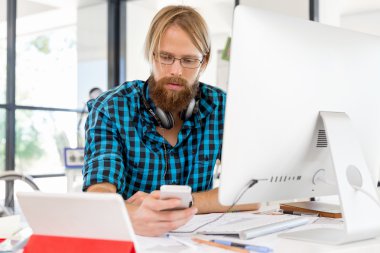 Genç adam ofiste çalışıyor.