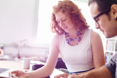 Ofisteki iki genç mimar