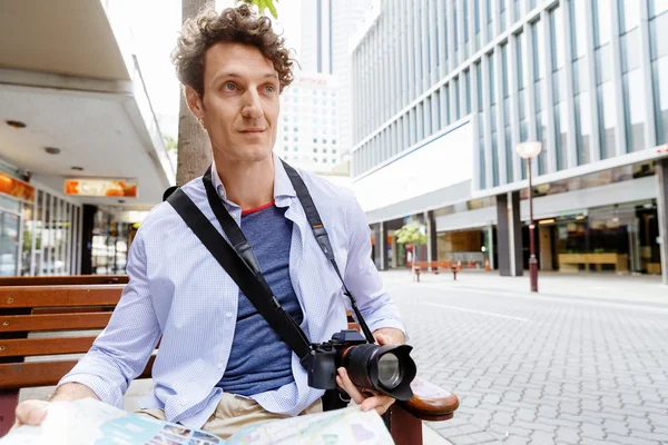 Turista masculino en la ciudad —  Fotos de Stock