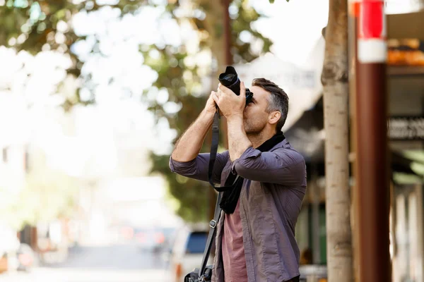 Fotografo maschio che scatta foto — Foto Stock