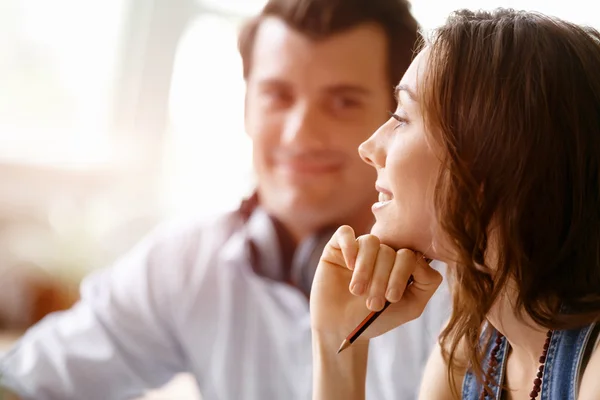 Jonge mooie vrouw die lacht met man op achtergrond — Stockfoto