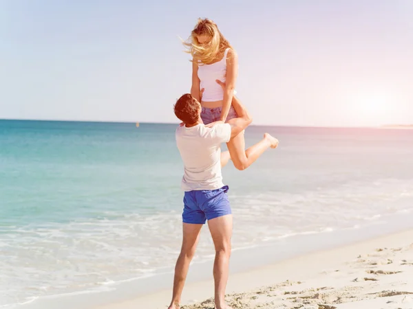 幸福的夫妇跳上海滩度假 — 图库照片