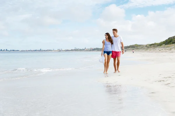 Romântico jovem casal na praia — Fotografia de Stock