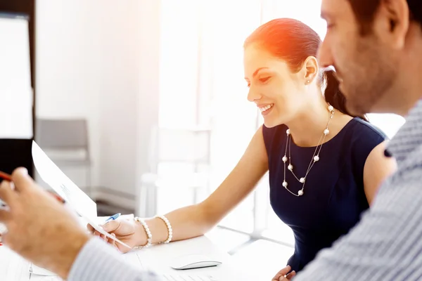 Gente de negocios en oficina moderna — Foto de Stock