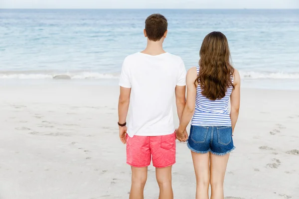 在海滩上恋爱的年轻夫妇 — 图库照片