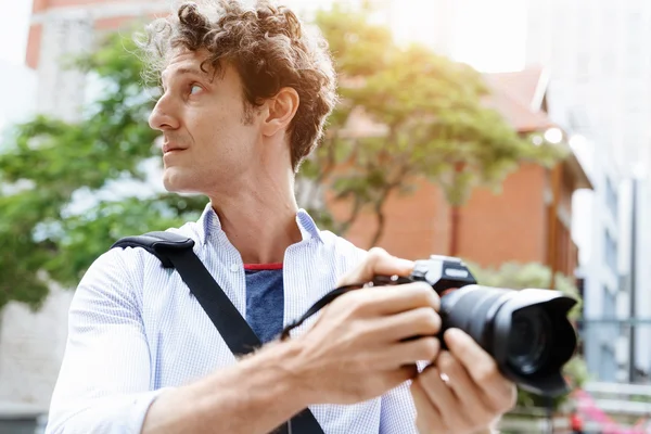 Männlicher Fotograf beim Fotografieren — Stockfoto