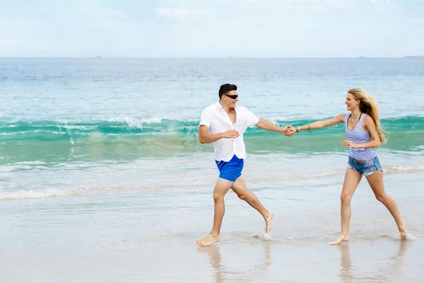 Romantique jeune couple sur la plage — Photo