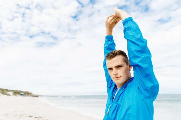 Man opleiding op strand buiten — Stockfoto