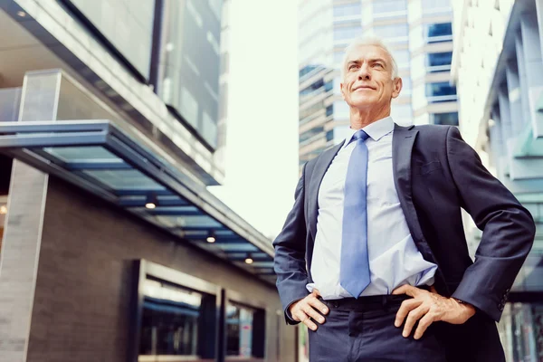 Retrato de empresário confiante ao ar livre — Fotografia de Stock