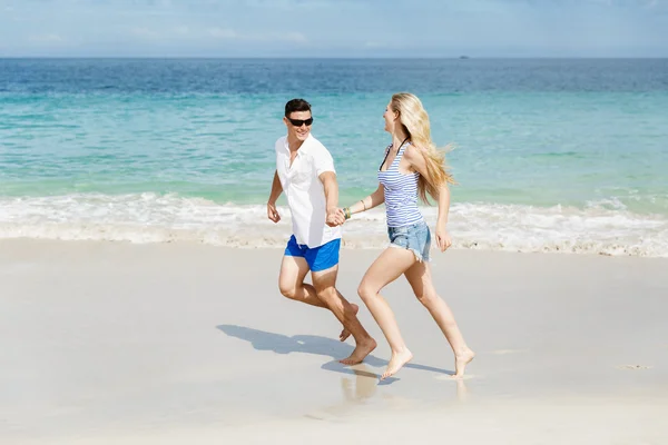 Romantico giovane coppia sulla spiaggia — Foto Stock