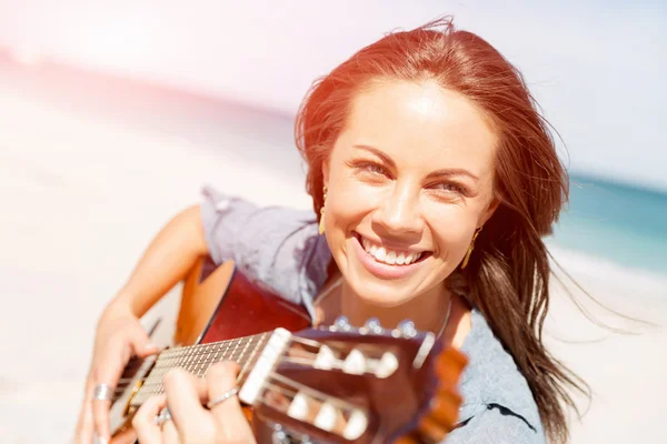 Hermosa joven tocando la guitarra en la playa —  Fotos de Stock