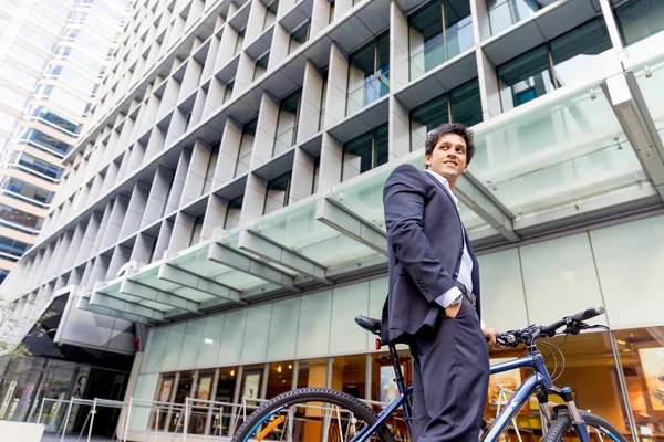 Exitoso hombre de negocios montar en bicicleta — Foto de Stock