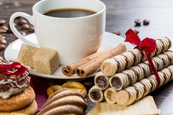 Biscotti e caffè sul tavolo — Foto Stock