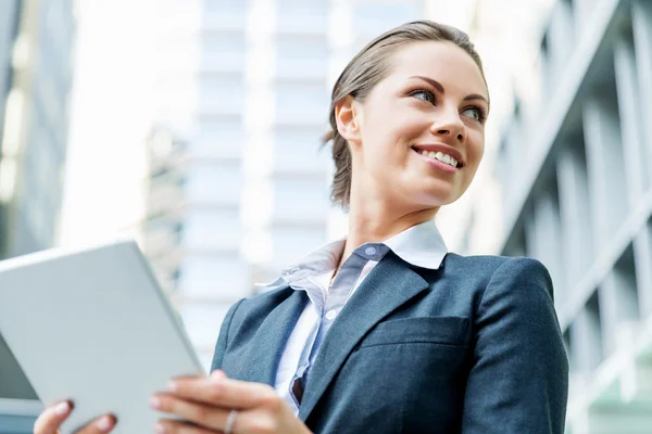 Portrait of business woman smiling outdoor — Stock Photo, Image