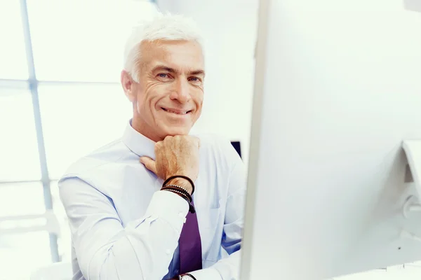 Outro dia de escritório na frente do computador — Fotografia de Stock