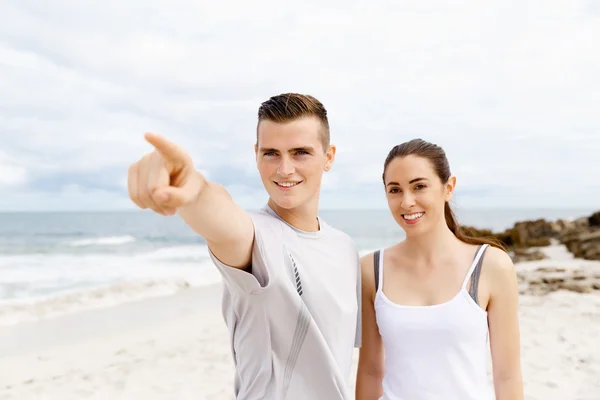 Par av löpare står tillsammans på stranden — Stockfoto