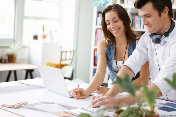 Start-up Team van twee jonge mensen — Stockfoto