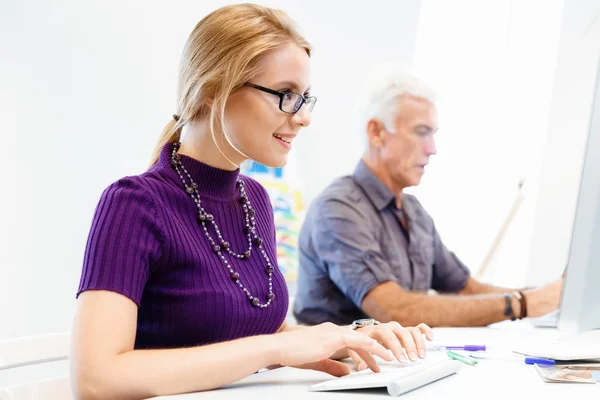 Creatieve zakenvrouw in office — Stockfoto