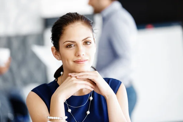 Aantrekkelijke kantoormedewerker aan het bureau — Stockfoto