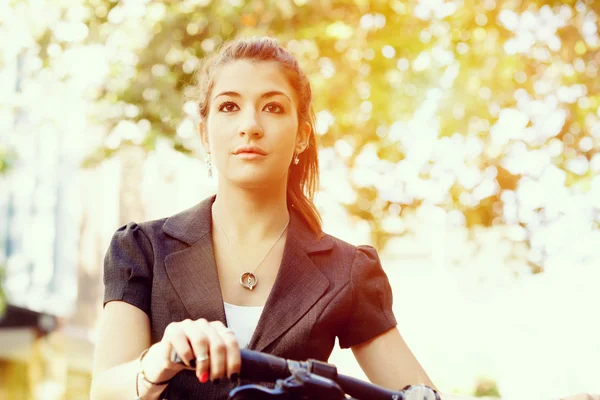 Mladá žena dojíždění na kole — Stock fotografie