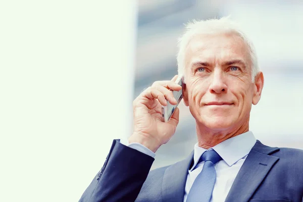 Portret van een zelfverzekerde zakenman buiten — Stockfoto