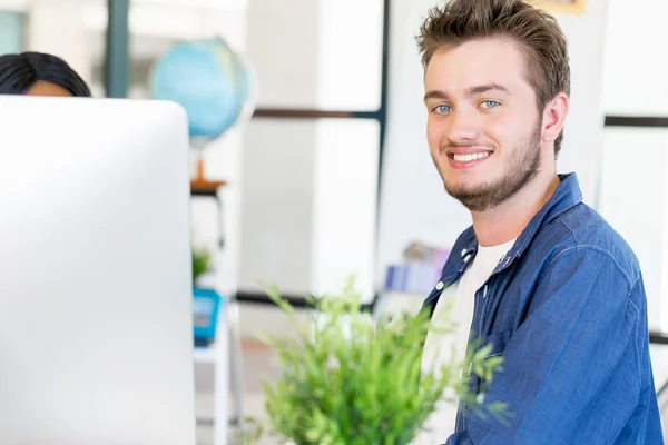 Junger Mann arbeitet im Büro — Stockfoto