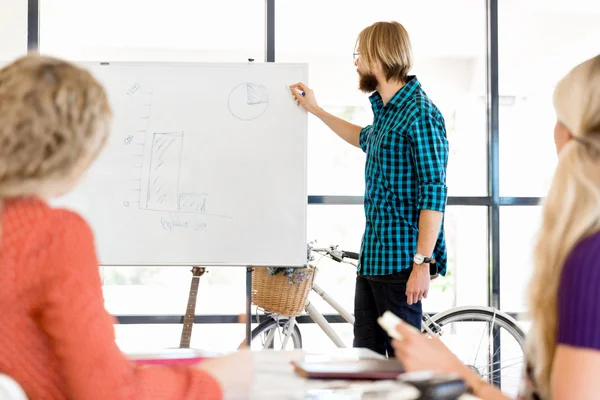 Uomo d'affari occasionale che fa una presentazione in ufficio — Foto Stock