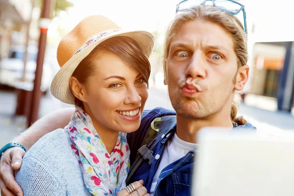 Smiling couple with the camera — Stock Photo, Image