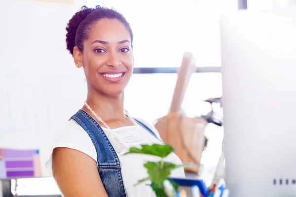 Πορτρέτο του χαμογελώντας αφρο-αμερικανικό γραφείο εργαζόμενος στο γραφείο — Φωτογραφία Αρχείου