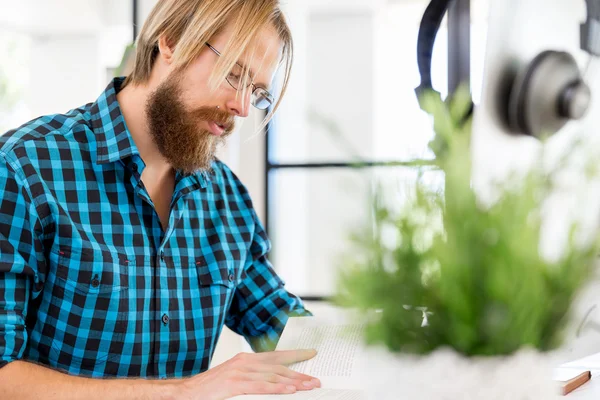 Jongeman aan het werk — Stockfoto